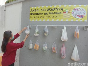 Bungkusan Sembako Gantung, Cara Warga di Kudus Berbagi Saat Pandemi