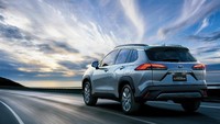 Buritan belakang dengan desain lampu LED Horizontal. Ditambah bemper gelap, menambah kesan SUV dari mobil yang diambil dari basis sedan Corolla ini. Foto: Toyota