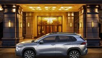 Kesan Crossover juga semakin terpancar lewat penggunaan over fender di bagian samping. Ditambah pemasangan roof rail untuk varian termahal. Foto: Toyota