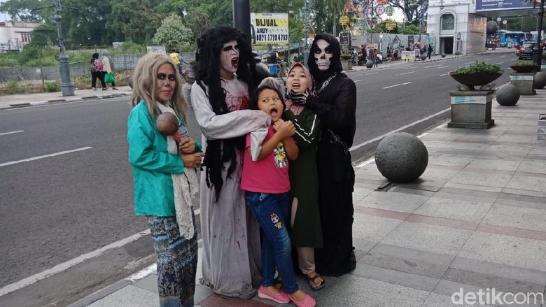 Cosplay hantu di Jalan Asia Afrika Bandung Cosplay hantu di Jalan Asia Afrika Bandung