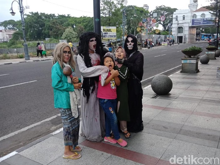 Cosplay hantu di Jalan Asia Afrika Bandung