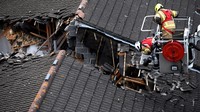 Rumah tersebut nyaris terbelah dua akibat tertimpa crane. 