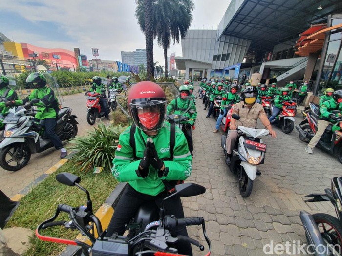 Driver ojol di Bekasi begitu antusias saat dibolehkan mengangkut penumpang (Isal Mawardi/detikcom)
