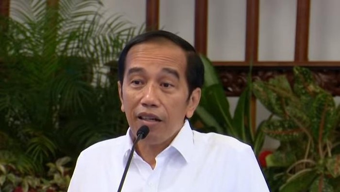 Ekspresi senyum nyinyir yang disoroti Handoko Gani (Dok. Setneg)