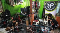 Perawatan seperti perbaikan, peningkatan kualitas spare part hingga pengecatan diterima di bengkel ini.