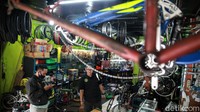 Spare part hingga aksesoris pun lengkap di tempat ini.