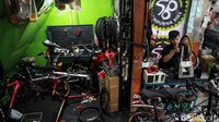 Demam sepeda tak hanya memberikan tren positif untuk penggunanya tetapi juga bagi para penjual dan bengkel.