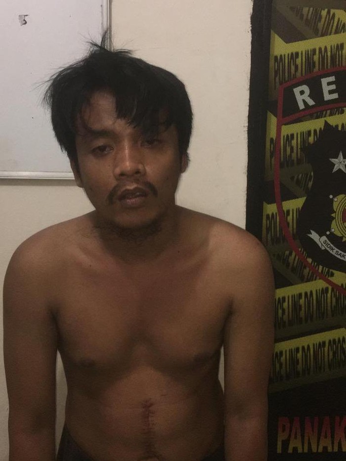 Irsan, pria di Makassar yang mabuk dan mengamuk membawa samurai ditangkap polisi (dok. Istimewa)