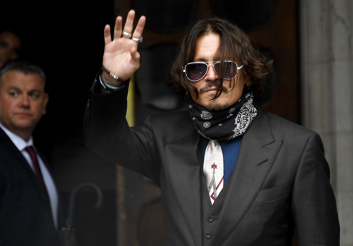 Johnny Depp hadir di Pengadilan Tinggi London, Rabu (8/8/2020) untuk persidangan pencemaran nama baik melawan tabloid The Sun. Foto: AP Photo/Alberto Pezzali