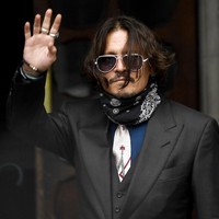 Johnny Depp senang mengoleksi Barbie edisi terbatas. Beberapa koleksi Barbie yang dimilikinya termasuk langka, seperti Barbie bentuk Beyonce, para pemain High School Musical hingga Lindsay Lohan. Seperti dikutip dari Brightside, aktor kawakan ini punya belasan boneka Barbie langka. Foto: AP/Alberto Pezzali