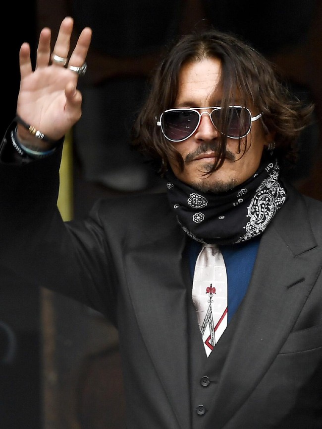 Johnny Depp senang mengoleksi Barbie edisi terbatas. Beberapa koleksi Barbie yang dimilikinya termasuk langka, seperti Barbie bentuk Beyonce, para pemain High School Musical hingga Lindsay Lohan. Seperti dikutip dari Brightside, aktor kawakan ini punya belasan boneka Barbie langka. Foto: AP/Alberto Pezzali