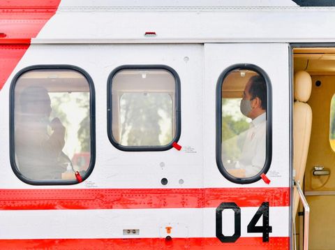 Jokowi menumpangi helikopter merah putih untuk menuju ke Kapuas. (Foto: Biro Pers Setpres)