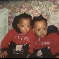 Justin memiliki seorang kembaran, Jordan. Namun berbeda dengan kembarannya, Justin terlahir secara prematur dengan Displasia Frontonasal, sedangkan Jordan tidak. Kondisi Justin itu disebabkan oleh mutasi gen yang diturunkan dari orangtua, sehingga hidungnya terlihat cacat. Foto: Instagram @_justinstewart