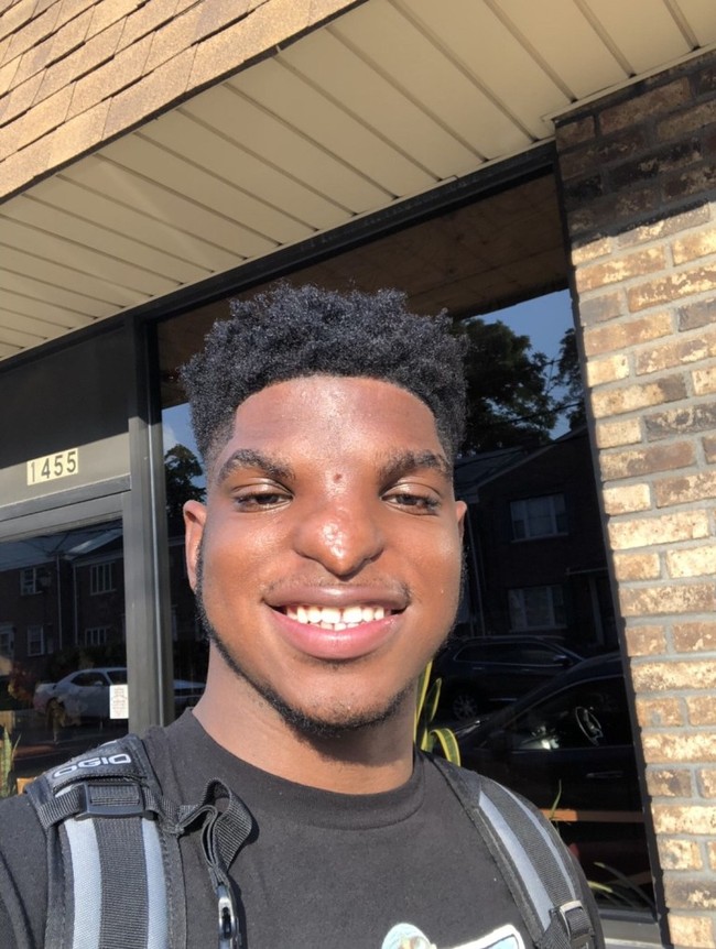 Justin yang merupakan mahasiswa jurusan komunikasi di Jacksonville College, di Alabama itu mengatakan bahwa pihak agensi pertama kali menghubunginya untuk melakukan tes pemotretan melalui Instagram. Saat itu dirinya mengaku merasa tidak nyaman ketika harus berada di depan kamera karena belum terbiasa. Foto: Instagram @_justinstewart