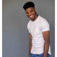 Setelah menandatangani kesepakatan dengan We Speak, sang ibu mengatakan kepada Justin bahwa itu semua adalah berkat dari keunikan bentuk hidungnya. Sejak lahir, Justin memang memiliki bentuk hidung yang tidak sempurna atau sumbing. Kondisi tersebut dinamakan Displasia Frontonasal. Foto: Instagram @_justinstewart