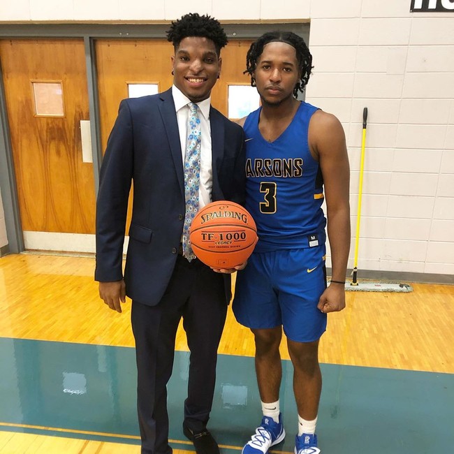 Selama bertahun-tahun saya telah tumbuh untuk mencintai diri sendiri dan saya puas dengan siapa saya. Orang-orang memanggil saya beberapa sebutan buruk tetapi saya tidak membiarkannya mempengaruhi siapa saya sebenarnya. Saya tidak pernah membiarkan siapa pun menghentikan saya mengejar apa yang saya inginkan atau menjadi orang yang saya inginkan, jelas Justin. Foto: Instagram @_justinstewart