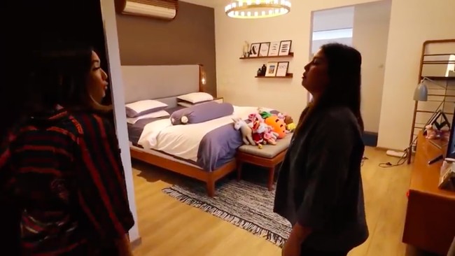 Didominasi palet monokrom, kamar Gisella Anastasia tidak hanya berfungsi sebagai ruang istirahat. Kamarnya terbagi lagi menjadi beberapa ruang. (Foto: YouTube/ITIKK Family)