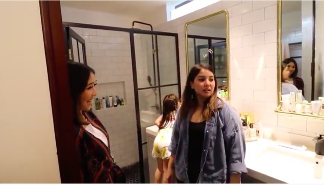 Kamar Gisella juga memiliki sebuah kamar mandi. Kamar mandi yang dilengkapi sebuah pancuran itu hadir dengan gaya industrial nan chic. (Foto: YouTube/ITIKK Family)