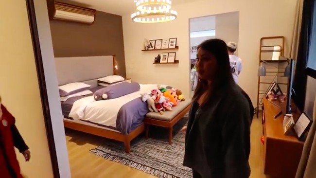Senada dengan tema desain rumah Gisella, kamarnya hadir dalam nuansa minimalis dengan interior bergaya Skandinavia. (Foto: YouTube/ITIKK Family)