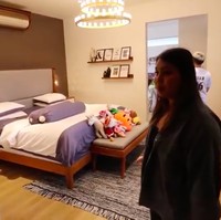 Senada dengan tema desain rumah Gisella, kamarnya hadir dalam nuansa minimalis dengan interior bergaya Skandinavia. (Foto: YouTube/ITIKK Family)