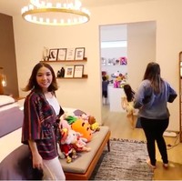 Gisella Anastasia memperlihatkan isi kamarnya di YouTube ITIKK Family baru-baru ini. Kamar tersebut berada di lantai 2,5 rumah penyanyi yang juga aktris itu. (Foto: YouTube/ITIKK Family)