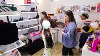 Tya Ariestya ditunjukkan ruang wardrobe milik Gisel berisi pakaian, tas hingga pernak-pernik lainnya yang tertata rapi. Foto: YouTube/ITIKK Family