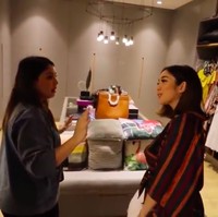 Ruangan lain di kamar Gisella adalah walk-in closet. Ruangan tersebut dipisahkan dengan sebuah  pintu geser kaca. Jadi ini, kita kayak masuk ke satu butik, ungkap Tya Ariestya yang takjub dengan lemari milik Gisella. (Foto: YouTube/ITIKK Family)