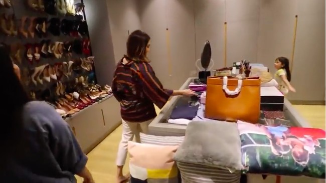 Ruangan berwarna abu-abu ini khusus menyimpan seluruh koleksi tas, sepatu, baju dan aksesori milik penyanyi 29 tahun itu. (Foto: YouTube/ITIKK Family)