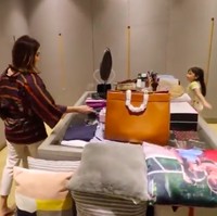 Ruangan berwarna abu-abu ini khusus menyimpan seluruh koleksi tas, sepatu, baju dan aksesori milik penyanyi 29 tahun itu. (Foto: YouTube/ITIKK Family)