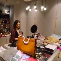 Aksesori disimpan di sebuah meja kaca yang berada di tengah walk-in closet. (Foto: YouTube/ITIKK Family)