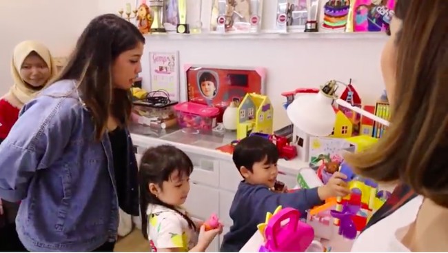 Masih di ruangan yang sama, Gisella juga menggunakannya sebagai tempat bermain putrinya, Gempi. (Foto: YouTube/ITIKK Family)