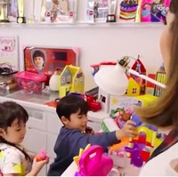 Masih di ruangan yang sama, Gisella juga menggunakannya sebagai tempat bermain putrinya, Gempi. (Foto: YouTube/ITIKK Family)