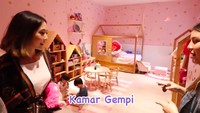 Kamar Gempi yang menggemaskan dengan nuansa warna merah muda. Foto: YouTube/ITIKK Family
