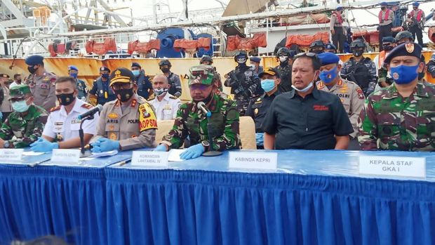 Kapal berbendera China, Lu Huang Yuan Yu 118, diamankan di perairan Kepri. Ditemukan jasad ABK WNI yang diduga jadi korban kekerasan (dok. TNI AL)