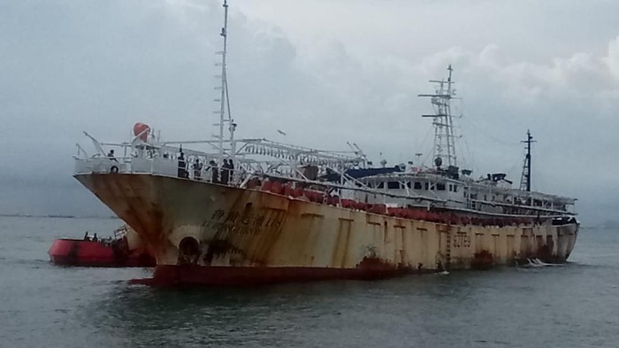 Kapal berbendera China, Lu Huang Yuan Yu 118, diamankan di perairan Kepri. Ditemukan jasad ABK WNI yang diduga jadi korban kekerasan (dok. TNI AL)