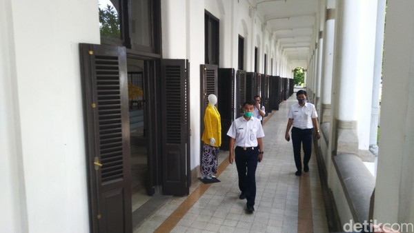 Lokasi yang terkenal paling horor di Lawang Sewu adalah ruang bawah tanahnya. Ruangan berupa lorong itu dikenal karena menjadi penjara saat zaman penjajah Jepang, padahal awalnya tempat tersebut sebenarnya adalah saluran air yang juga berfungsi sebagai pendingin ruangan di dalam gedung. (Angling Adhitya Purbaya) Lokasi yang terkenal paling horor di Lawang Sewu adalah ruang bawah tanahnya. Ruangan berupa lorong itu dikenal karena menjadi penjara saat zaman penjajah Jepang, padahal awalnya tempat tersebut sebenarnya adalah saluran air yang juga berfungsi sebagai pendingin ruangan di dalam gedung. (Angling Adhitya Purbaya)