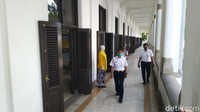 Lokasi yang terkenal paling horor di Lawang Sewu adalah ruang bawah tanahnya. Ruangan berupa lorong itu dikenal karena menjadi penjara saat zaman penjajah Jepang, padahal awalnya tempat tersebut sebenarnya adalah saluran air yang juga berfungsi sebagai pendingin ruangan di dalam gedung. (Angling Adhitya Purbaya)