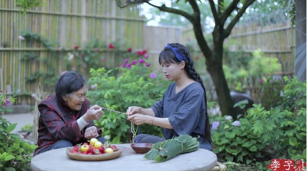 Li Ziqi (Tangkapan Layar Youtube 李子柒 Liziqi)