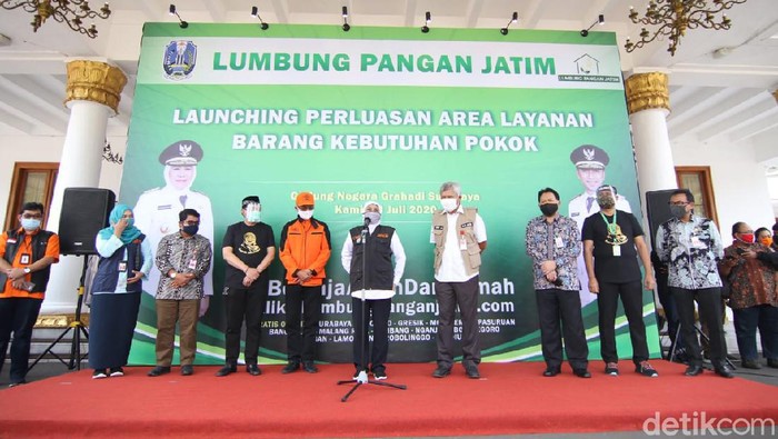 Layanan lumbung pangan yang digagas Pemprov Jatim kini melakukan perluasan wilayah pelayanan hingga ke 19 daerah kabupaten/kota di Jatim. Perluasan layanan penyediaan sembako murah dengan model belanja online, sebagai upaya membiasakan warga Jatim dengan transaksi cashless atau nontunai.