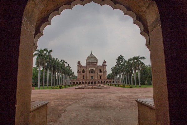 Bangunan ini dirancang oleh Mirak Mirza Ghiyas, seorang arsitek Persia yang dipilih oleh Bega Begum.  