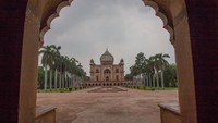 Bangunan ini dirancang oleh Mirak Mirza Ghiyas, seorang arsitek Persia yang dipilih oleh Bega Begum.  