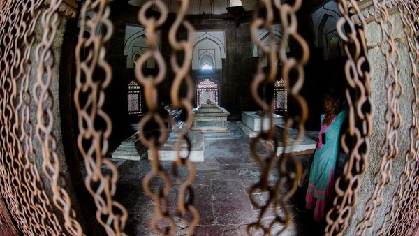 Kompleks ini terdiri dari makam utama Maharaja Humayun, yang juga menyimpan makam Bega Begum, Hamida Begum, dan juga Dara Shikoh, putra Maharaja Shah Jahan, dan juga beberapa Maharaja Mughal lainnya. Â Kompleks ini terdiri dari makam utama Maharaja Humayun, yang juga menyimpan makam Bega Begum, Hamida Begum, dan juga Dara Shikoh, putra Maharaja Shah Jahan, dan juga beberapa Maharaja Mughal lainnya. Â