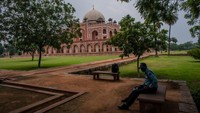 Bangunan ini dibangun di tepi sungai Yamuna karena kedekatannya dengan Nizamuddin Dargah, mausoleum Nizamuddin Auliya, seorang tokoh Sufi yang dihormati para pemimpin Delhi.  