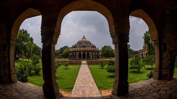 Delhi di India dikenal sebagai salah satu pusat peradaban Islam dunia. Salah satunya Makam Humayun yang kini telah dibuka kembali setelah ditutup akibat pandemi COVID-19.  