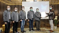 Direktur Utama Mandiri Syariah Toni EB Subari, Direktur Mandiri Syariah Ade Cahyo Nugroho, Direktur Mandiri Syariah, Achmad Syafii, Group Head Mandiri Syariah Edhie Rosman dan Yan Rasdiansyah berfoto bersama Assurance Operational & Technical Director British Standards Institution Pratama Sedayu usai penyerahan Certified ISO 9001: 2015 di Jakarta.