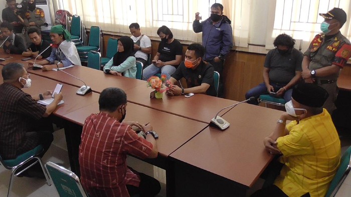 Massa aksi bertemu Bupati Polewali Mandar.