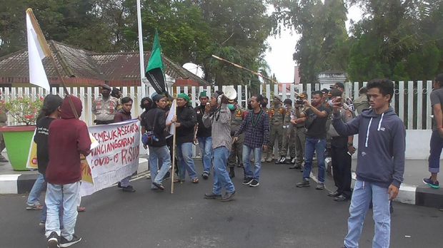 Massa demo di depan Kantor Bupati Polman.