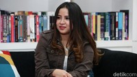 Saat bercerita, Melan merasa kaget sebab ayahnya lebih sering memimpin doa bersama keluarga.