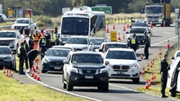 Sementara itu, negara bagian Queensland mengumumkan Kamis (9/7) bahwa mereka akan meminta semua pelancong kembali dari Victoria - menghapus opsi yang memungkinkan mereka menghabiskan waktu 14 hari di karantina pada saat kedatangan.