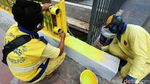 Pasukan Kuning Percantik Jembatan Dukuh Atas